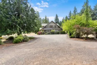 The large circular driveway allows for ample parking for guest, delivery drivers and more.