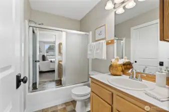 Full primary bath.