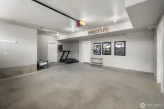 Additional space for home gym - Peloton included!