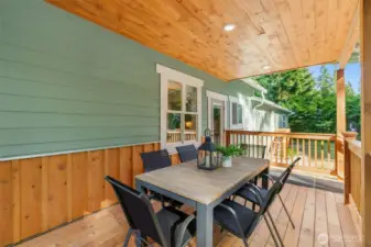 Large back deck for entertaining