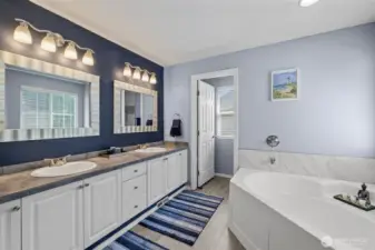 5 Piece bath with Updated Modern Finishes!