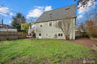 Spacious, sunny yard