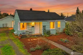 Welcome to this lovely home in the Lakeridge neighborhood in Seattle!