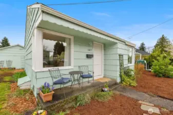 Charming porch to enjoy your neighbors!