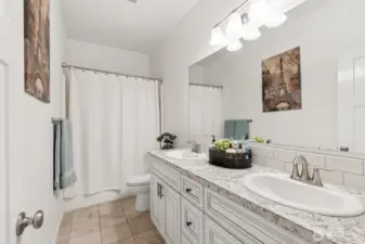 Guest bath that looks like new!