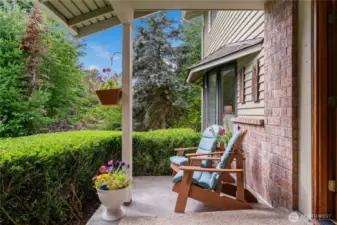 Enter unser covered front porch. Perfect for morning coffee or supervising play.