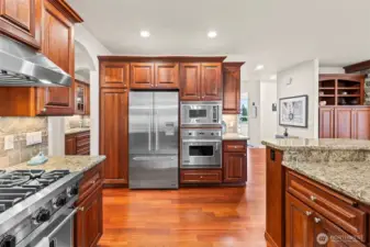 Full appliance suite including DCS fridge, Viking oven/convection microwave oven, and six-burner gas range—premium performance for the culinary enthusiast.
