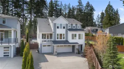 Large driveway with extra parking