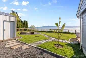 Japanese rock garden in between house and shop