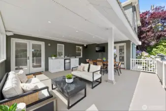 Outdoor Kitchen/Porch