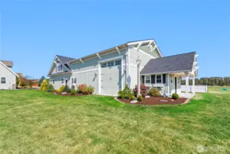 Close to Burlington shopping, restaurants, & more!