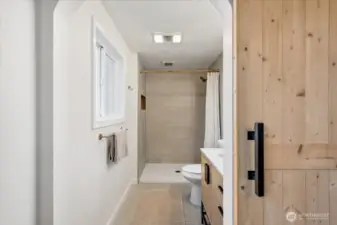 Primary en suite 3/4 bath