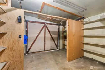 The one car garage has been converted into a workshop/office space but can easily be converted back to a garage by removing the facade walls