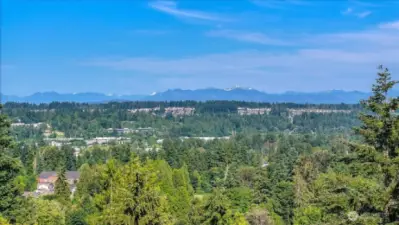 Breathtaking territorial views of the Cascade Mountains and City