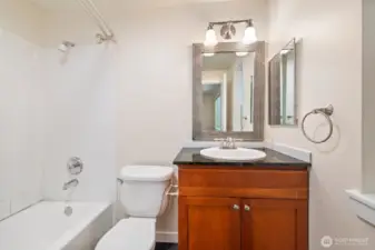 Primary en-suite bath