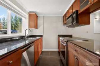 Maple cabinets, granite counters and S/S appliances