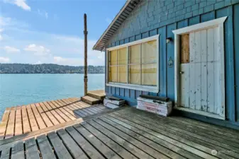 Charming Rustic Beach Cabin with a terrific view deck overlooking the water's edge - Stunning waterfront!