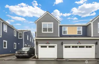 Single garage with guest parking next to building