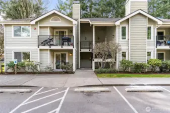 Situated in a well-kept community, the exterior features dedicated parking, manicured common areas, and easy access to nearby amenities. A perfect blend of comfort and convenience.
