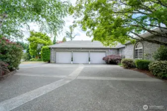 Spacious 3-car garage and an expansive exposed aggregate circular driveway, ideal for guests or multi-vehicle households.