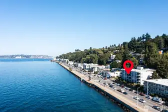 Amazing location across from the heart of Alki beach, offering access to the boardwalk and an abundance of restaurants and outdoor activities