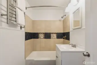 Mainf loor full bathroom