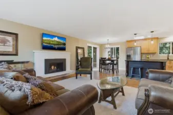 Another view of this large livingroom