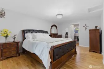 Another view of the large primary room