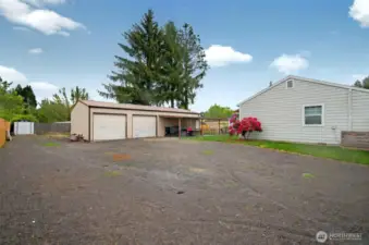 1152 sq ft shop with separate entrance
