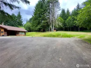 Plenty of parking space at the top of the driveway of the single level home at 818 NW 349th St, La Center WA in Clark County