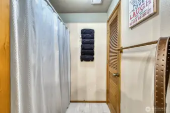Unit B Full Bath