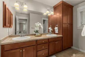 Upper level full bath.