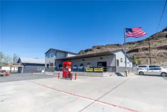 Community Store and restaurant