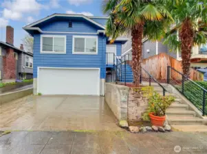 2 Car garage plus 2 car driveway, very unique for Lower Queen Anne!