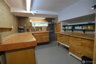 Shop Area w/Cabinets