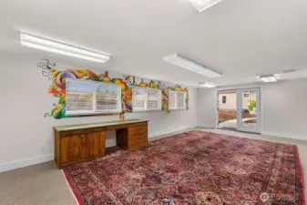 Studio was set up for stained glass and wood carving...great space...could even be converted into an AUD???