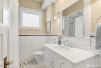 Full bathroom - main floor