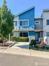 Beautiful single family home with great access to the city and the airport.