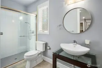 Ensuite bath to one of the bedroom suites