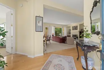 Enter to fabulous 11' ceilings and impeccable hardwood floors. Such a comfortable space!