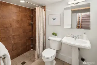 Lower 3/4 bathroom
