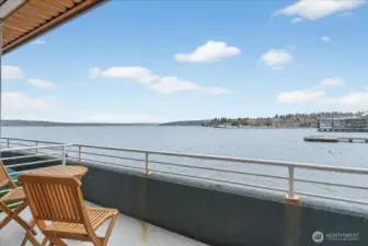 North-facing Lake Washington views from your private deck — watch boat traffic along Kirkland's waterfront marina, take in the sweeping open water and enjoy the iconic backdrop of David E. Brink Park and its pier. This is Kirkland waterfront living, delivered daily.