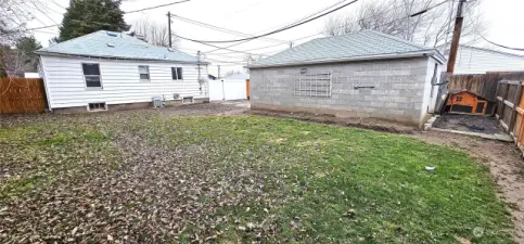 Backyard and detached 1 car garage