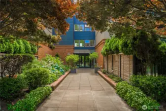 Welcome to Courtyard at Queen Anne Square condominiums. This desirable, well sought-after complex offers all the best amenities you could ask for.