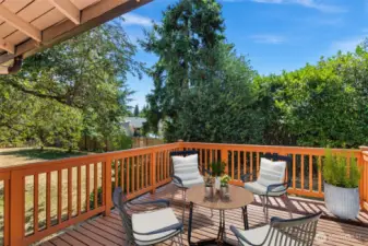 Huge deck to entertain