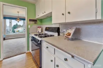 Gas range! Wired for electric option, if you'd prefer