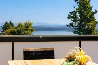 Serene vistas of Lake Washington and the Cascade Mountains provide an ever-changing backdrop of natural beauty