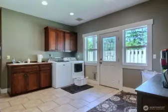 Huge laundry MUD room with outside door access