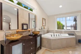 Main Floor Primary Bed En-suite.