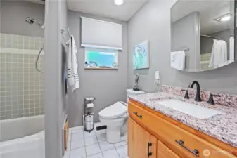 Full bath off main hallway